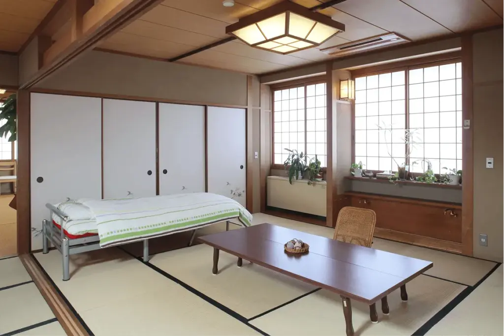 畳のある落ち着いた居室で、快適に過ごせる老人ホームの室内