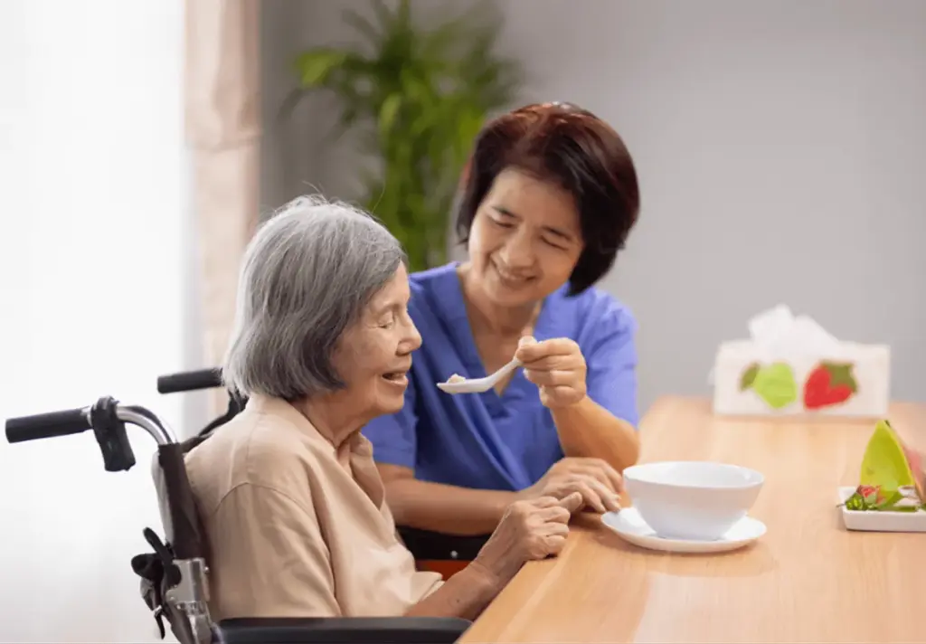 訪問介護スタッフが高齢者の方に食事の身体介護を行っている様子