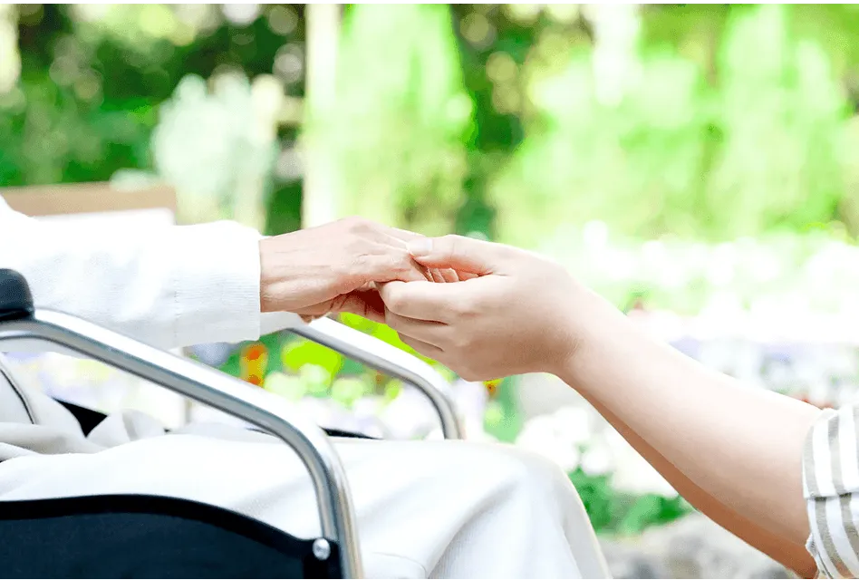 訪問介護の仕事とプライベートを無理なく両立する介護スタッフのイメージ