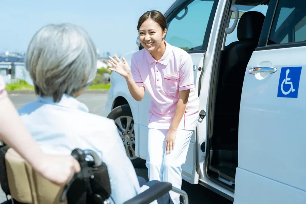 通所介護施設で高齢者とスタッフが和やかに交流している様子