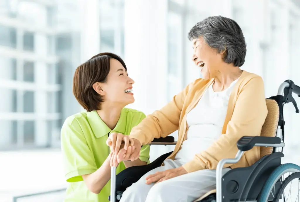 訪問介護スタッフが高齢者の自宅を訪れ、挨拶をしている様子