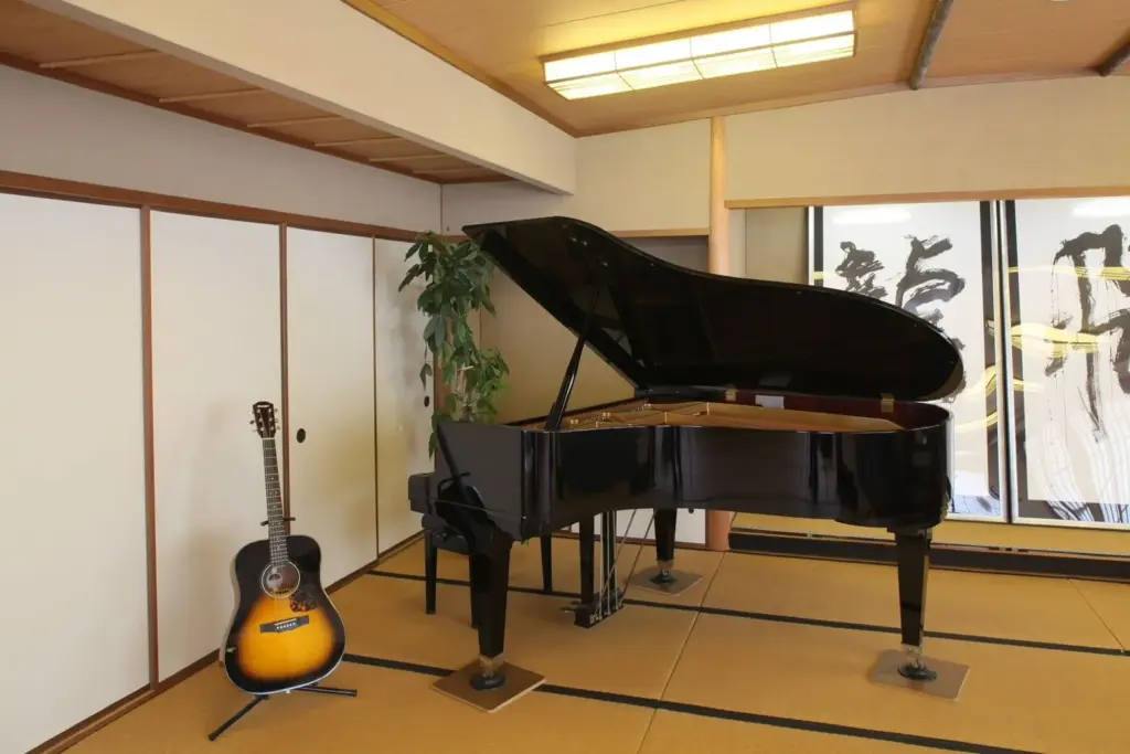 畳のある落ち着いた居室で、快適に過ごせる老人ホームの室内