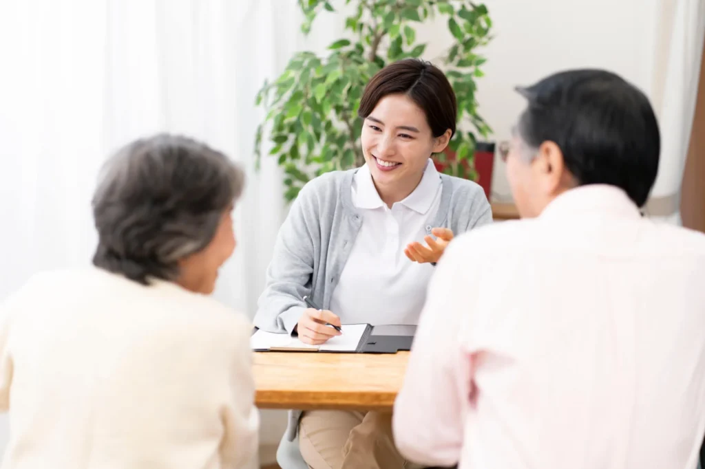 感動と笑顔のデイサービスの入居についてスタッフがご家族と相談している様子