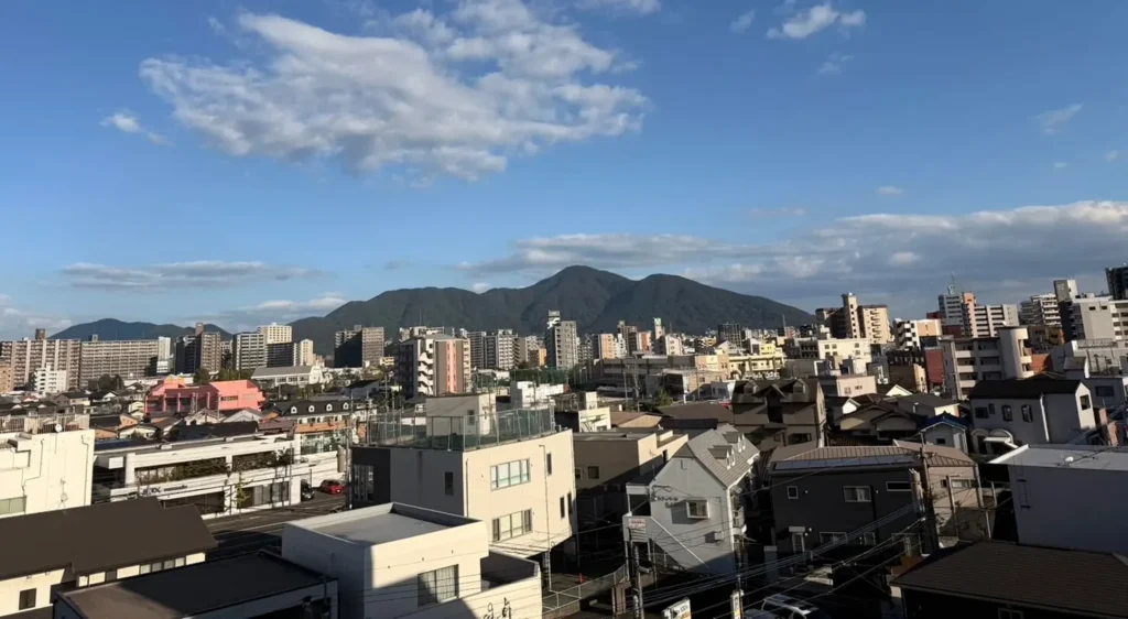 感動と笑顔のデイサービス5階の窓から見える街並みの景色