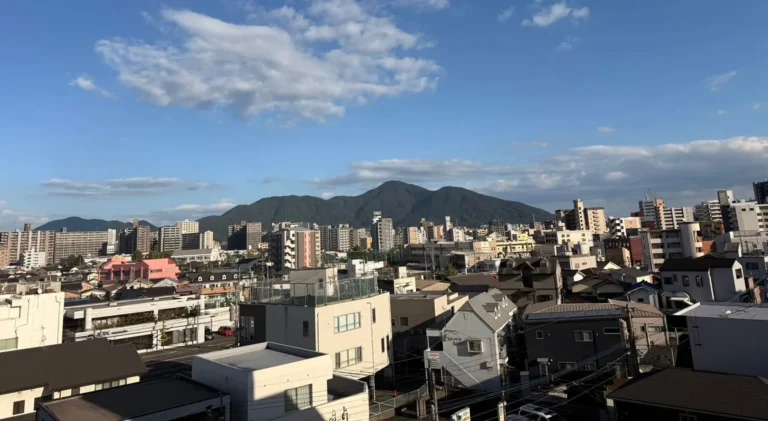 感動と笑顔のデイサービス5階の窓から見える街並みの景色